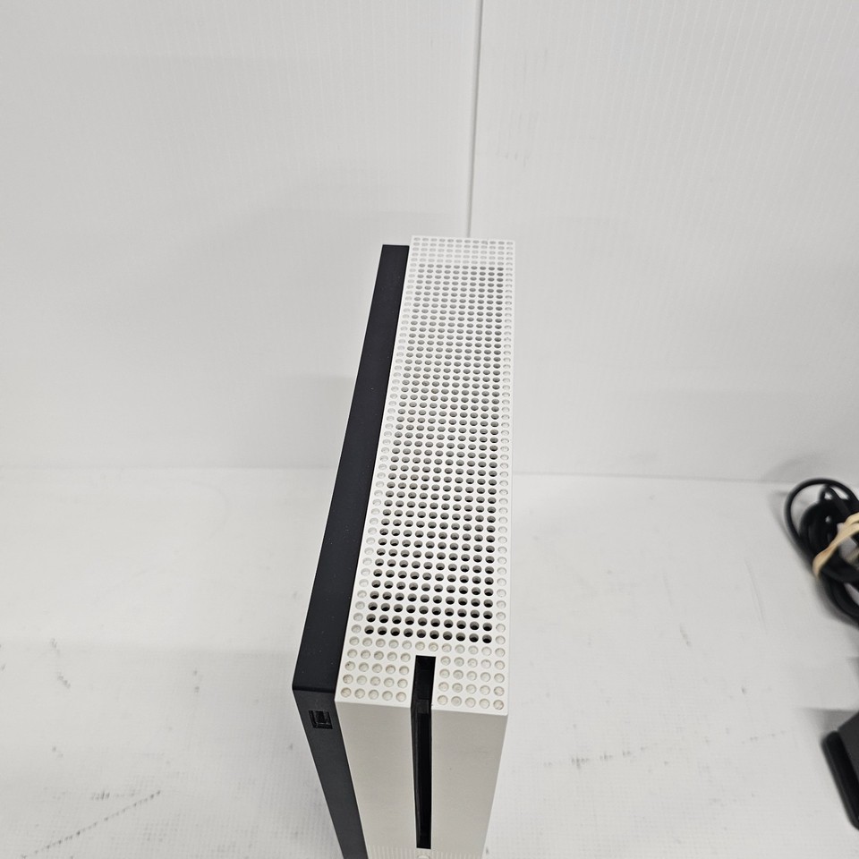 Microsoft Xbox One S 1681 2TB Home Console Kit 2 Controllers Charge