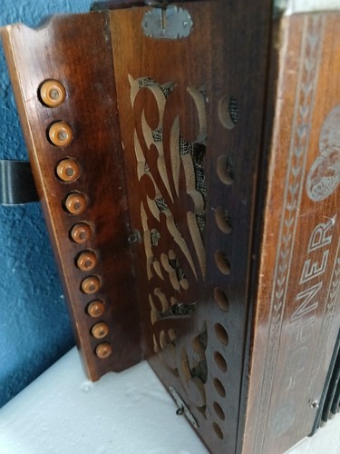 ACCORDÉAN VINTAGE HOHNER ACIER ANCHES / Fonctionne / Bretelles neuves - Photo 3 sur 7