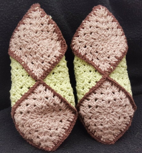 Hausschuhe Puschen Hüttenschuhe 140g grün-beige Gr. 32-34 gehäkelt von OmaEle - Bild 5 von 5
