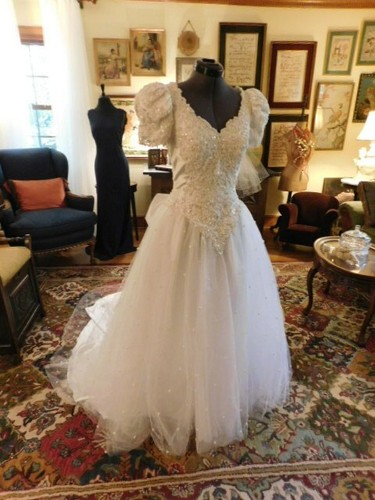 GORGEOUS "MORI LEE" VINTAGE WHITE SATIN BEADED BODICE AND TULLE BEADED SKIRT 8 - Bild 1 von 8