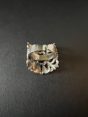 VINTAGE METAL FILIGREE NECK KERCHIEF SCARF CLIP BAND RING HOLDER - LIKE NEW! - Picture 3 of 7