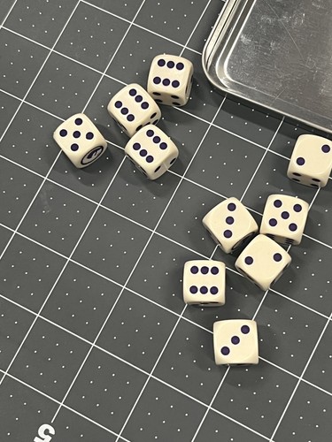 Bespoke Tyranid 10 Dice with Tin Warhammer 40k OOP off-white and purple - Picture 7 of 9