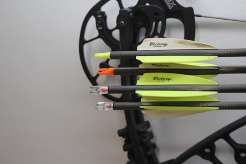 Hoyt Ventum Pro 30, 60-70# 25-30" Rh FULLY LOADED!! BLACK GOLD Sight Etc W/ CASE - Picture 4 of 18
