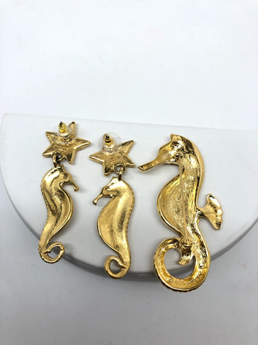 Juego de broches y pendientes Trifari TM esmalte crema tono dorado caballito de mar vintage firmados - Imagen 4 de 8