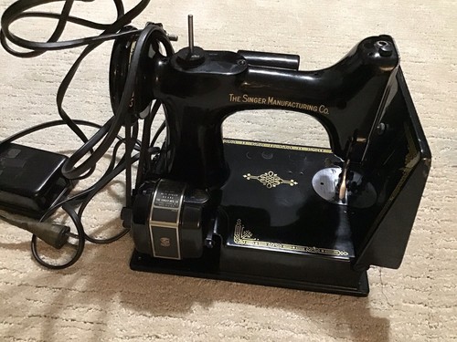 Antigua máquina de coser vintage Singer 221-1 - Imagen 2 de 14