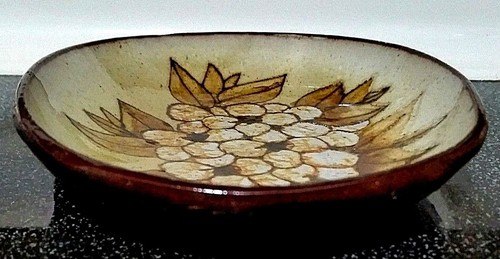 CHELSEA POTTERY ENGLAND~GLAZED FLOWER HANGING WALL ART DISH~SIGNED PLATE~5 5/8" - Picture 3 of 5