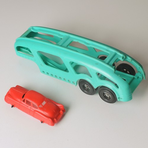 Vintage Spielzeugfahrzeuge aus Kunststoff, türkisfarbener Autotransporter und rotes Auto, Hubley? - Bild 22 von 24