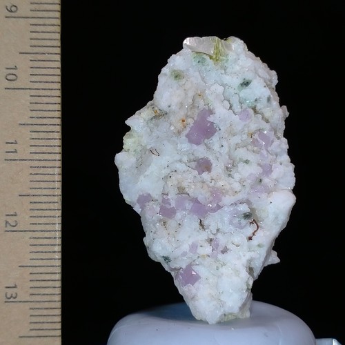 Fluorescent Apatite long wave glowing crystals on Albite mineral specimen 68ct - Picture 2 of 10