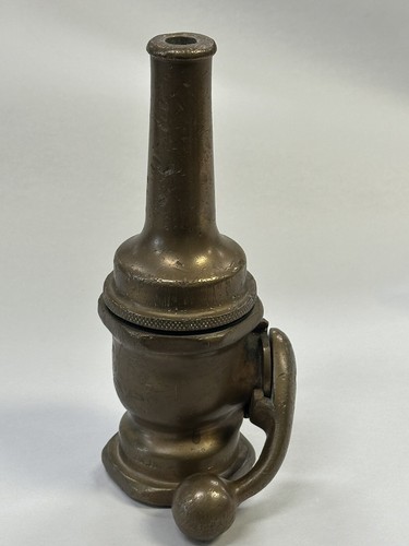 MFD by AJ Morse and Son Inc. Messing Feuerwehrmann Feuerwehr Schlauchtülle. Extrem selten.