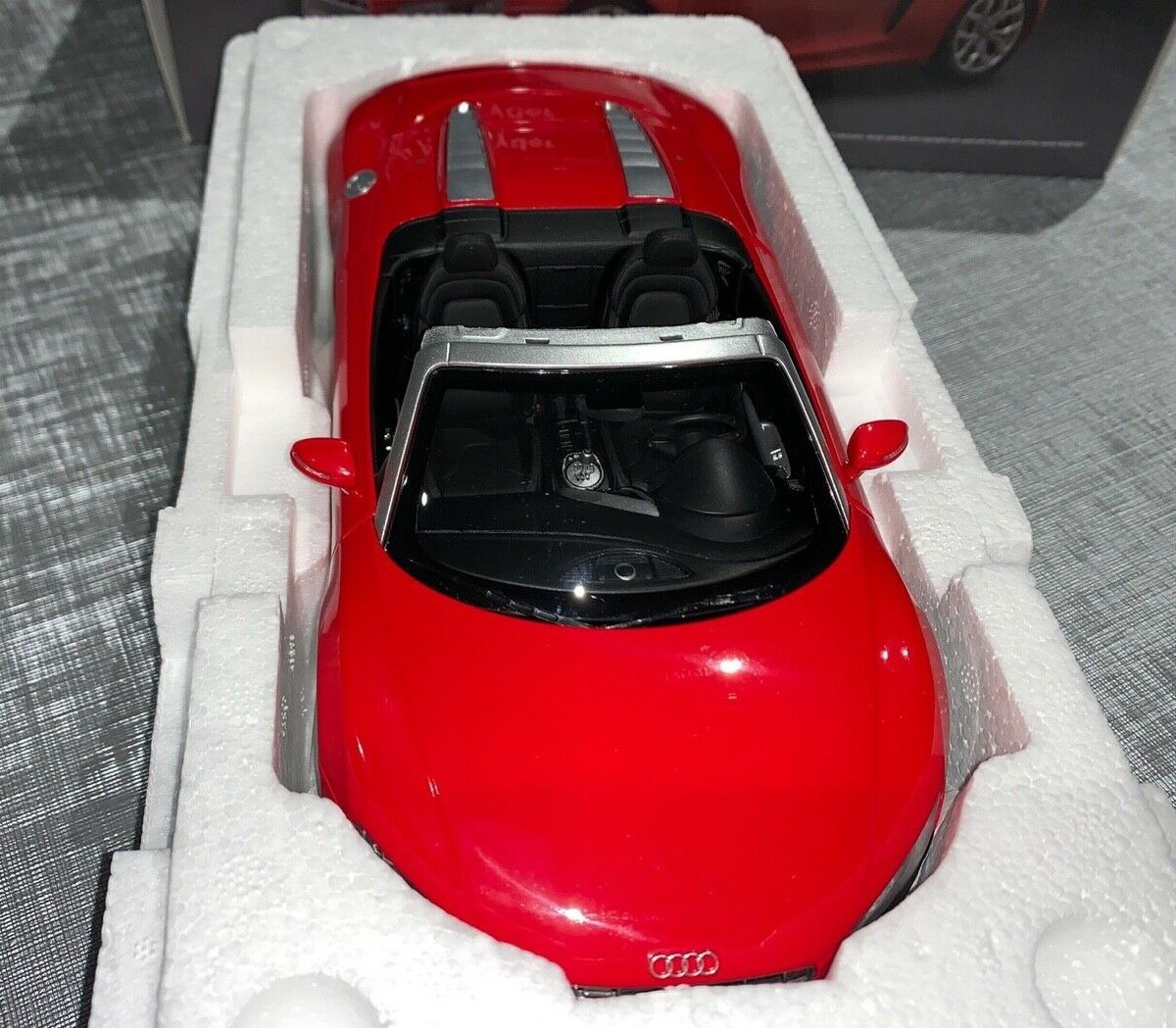 1:18 Audi R8 Spyder (Brilliant Red) KYOSHO - NEW - Great