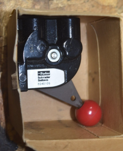 NEW Parker 008240109 H 4-3AY Slide Seal Valve 1/4 Schrader Bellows FREE SHIPPING - Picture 7 of 9