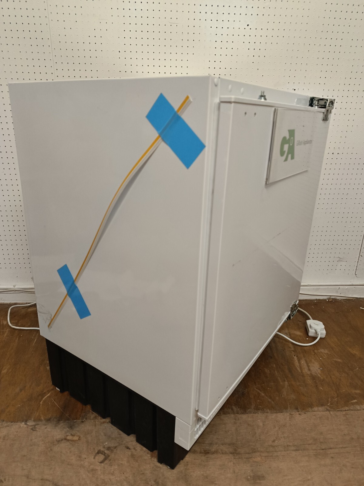 LOGIK LIR60W22 Integrated Under Counter Fridge Ice Box + Fixing Kit