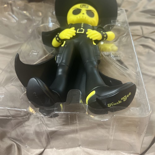 Kidrobot Huck Gee GID Signed SKULLSLINGER - Picture 3 of 10