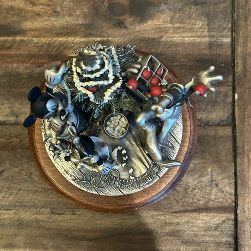 Vintage 1994 Chilmark Pewter Figurine – Mickey & Friends “Trimming the Tree” - Picture 5 of 15