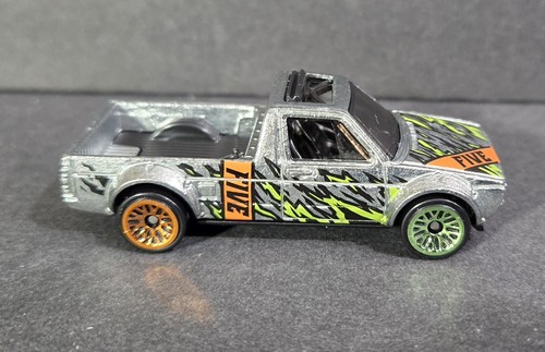 Hot Wheels Mystery Models Series 3 #5 Volkswagen Caddy, Loose New - Picture 3 of 5