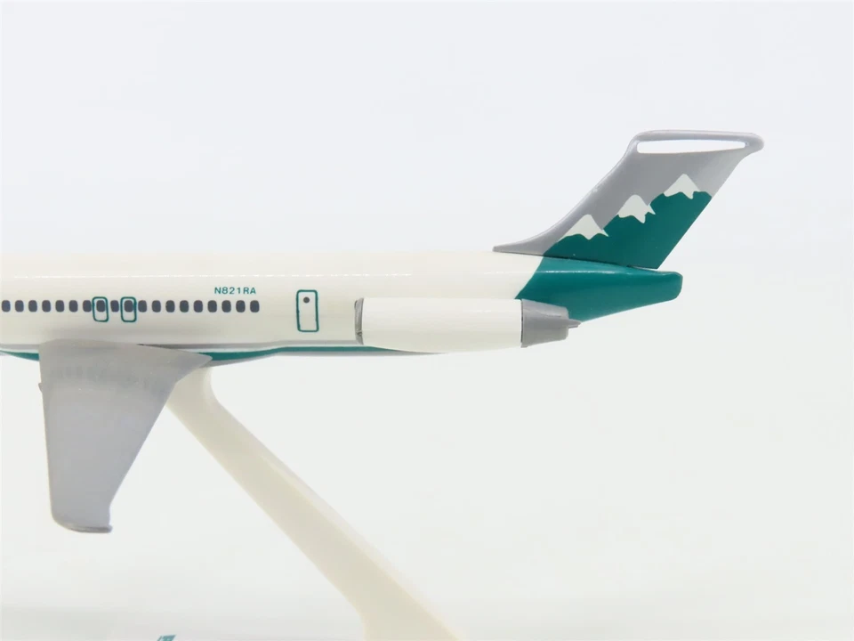 LOTE de 2 aviones Reno Air MD-82/MD-90 de plástico a escala 1:200 con soportes  Foto 3 de 4