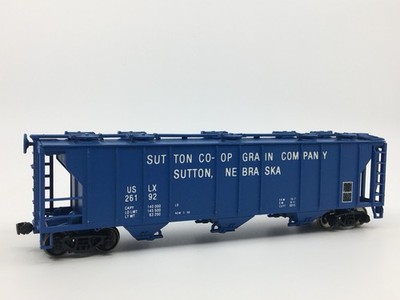 HO Con-Cor Sutton Coop Grain Company PS-2 3-Bay Covered Hopper USLX #26192