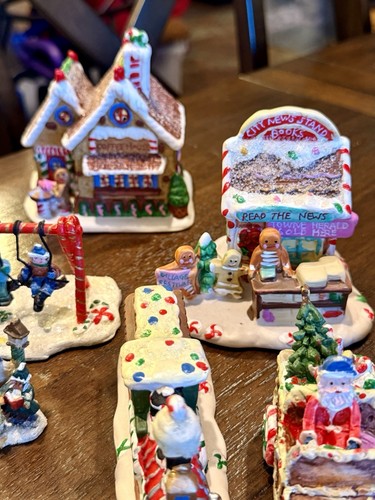 2005 Gingerfrost Lane Lot Of 37 Christmas Village Houses & Figurines Greenbrier - Picture 6 of 16