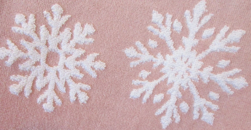 Подарочный набор из 2 рождественских полотенец для рук CARO Home розовый велюр с белыми снежинками - Изображение 2 из 4