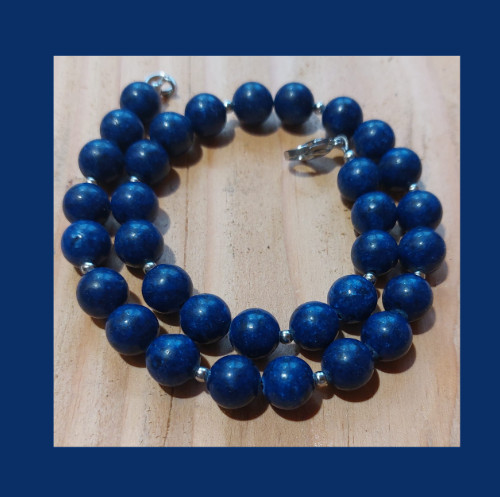 Collier ras du cou bleu foncé en lapis lazuli, le bijou bohème pour vos tenues d'été