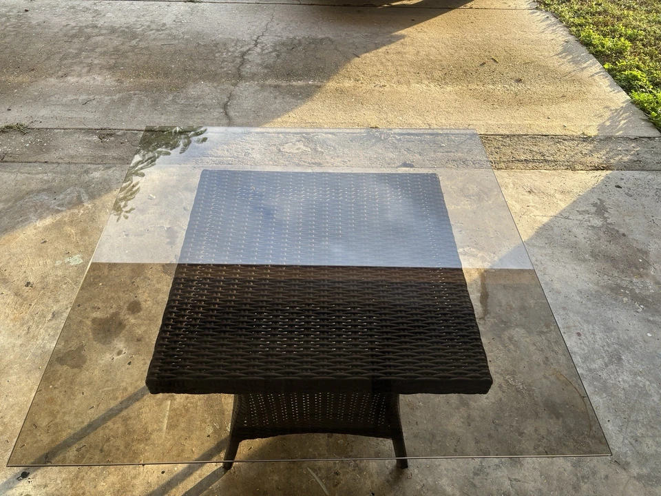 Mesa auxiliar cuadrada de mimbre marrón Hampton Bay para patio al aire libre con tapa de vidrio Foto 2 de 4