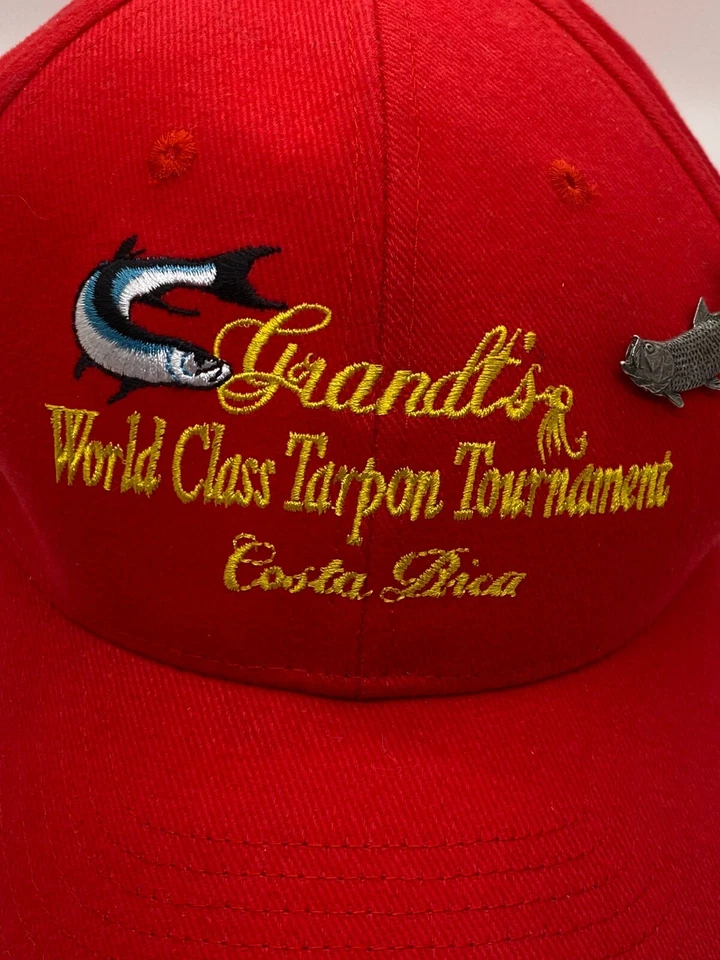 Sombrero Torneo Sábalo Clase Mundial Cañas de Pescar Grandt, Rojo con Pin de Peces de Metal Foto 2 de 4