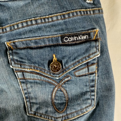 Pantalones de mezclilla para mujer Calvin Klein corte bota 8 bolsillos traseros de altura media azul oscuro lavado - Imagen 6 de 9