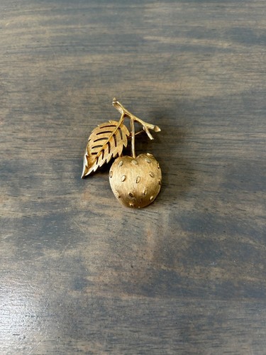 Vintage Trifari Gold Tone Strawberry Brooch Pin Signed Great condition - Picture 3 of 7