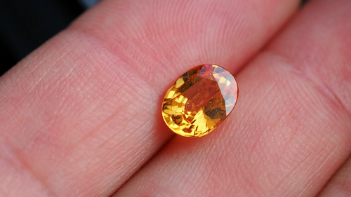 NATURAL MINE - OVAL YELLOW SAPPHIRE 2.02 CTS. - Video 1 von 1