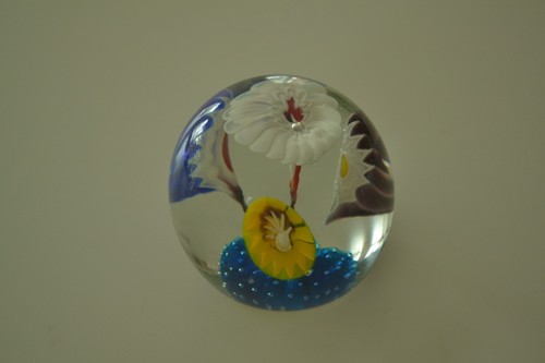 Vintage Venetian Murano Glass Fratelli Toso Flower Bouquet Paperweight, M17 - Imagen 3 de 5