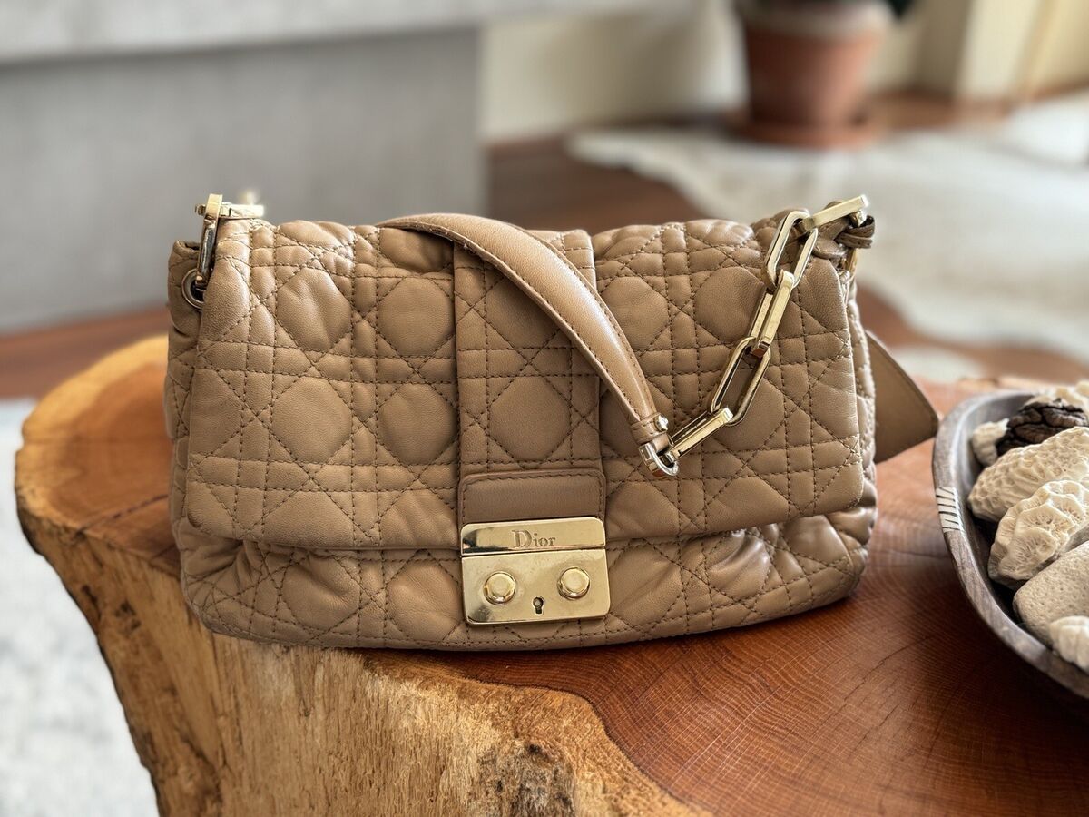 Dior ベージュ カナージュキルティング フォンフォルダーバッグ