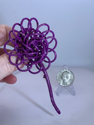 Broche prendedor flor sobre tallo púrpura calado vintage de metal M-3787 - Imagen 2 de 3