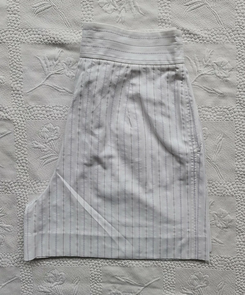 Pantalones cortos plisados de algodón a rayas blancos Dolce Gabanna D&G para mujer. IT 40 / UK 8. Foto 3 de 4