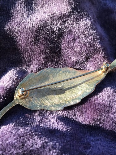 Vintage Avon Gold Tone Leaf Brooch - Picture 5 of 5