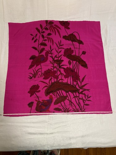 Magenta Rohseidentuch mit Vögeln & Lotus - Bild 4 von 9