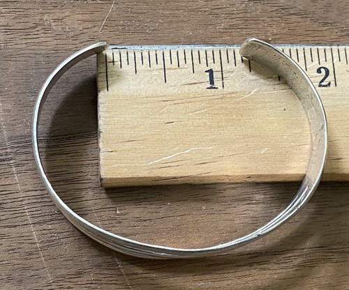 Brazalete Navajo vintage fundido en arena plata de ley .925 hecho a mano artista TAHE - Imagen 4 de 5