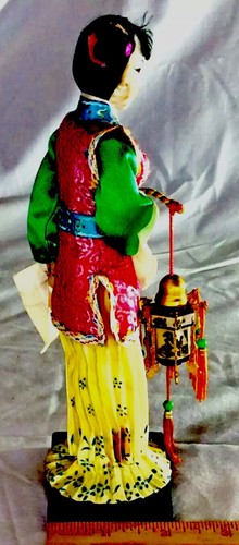 muñeca de recuerdo asiática de tela - Usada en excelente estado - Imagen 5 de 5