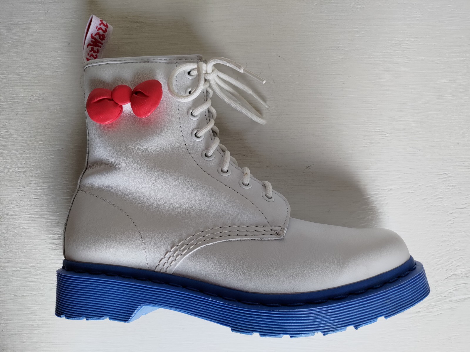 DOC DR. MARTENS HELLO KITTY WHITE SMOOTH LEATHER BOOTS WITH RED BOW SIZE 5UK image 3