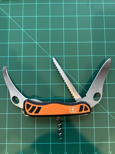 Victorinox Swiss Army 111mm Knife : HUNTER XT GRIP