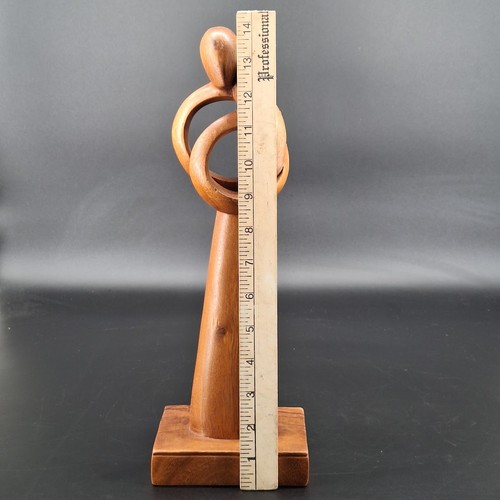 Escultura romántica en madera de Novica de un hombre y una mujer brazo en brazo 14" de alto - Imagen 9 de 12