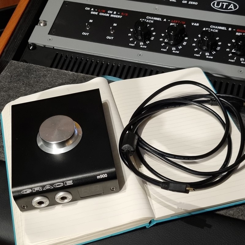 GRACE M900 PORTABLE HEADPHONE AMPLIFIER/DAC