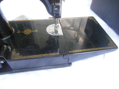Vintage 1948 Singer 221-1 Featherweight Sewing Machine w Case & accessories - Picture 15 of 24