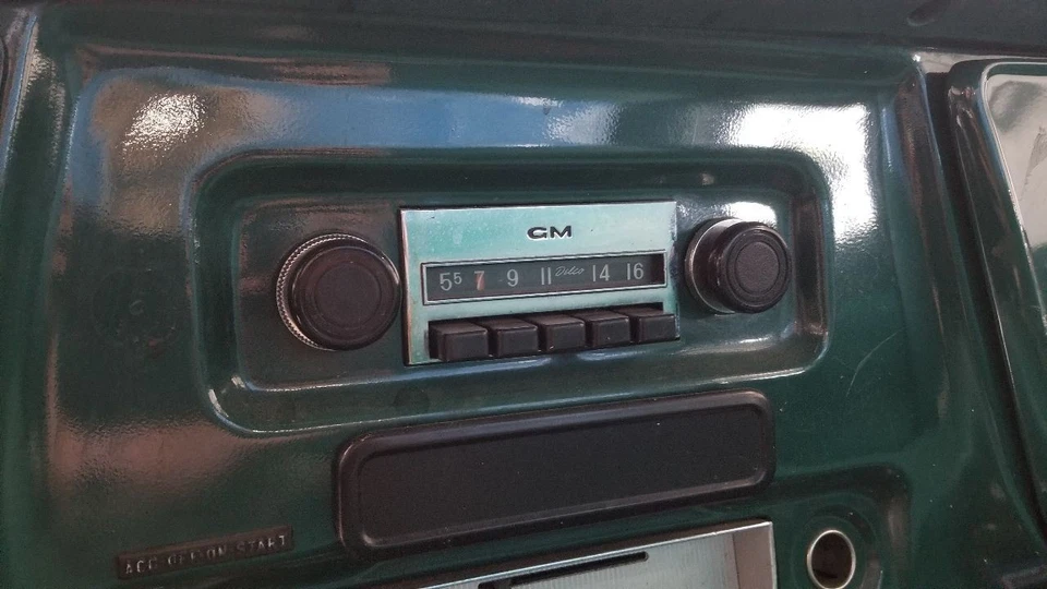 1971 CHEVY C20 CUSTOM RADIO AUDIO RECEIVER HEAD UNIT 7305841 - Image 2 of 4