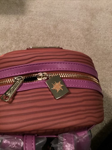 MINI MOCHILA LOUNGEFLY DISNEY ENREDADOS LIBROS RAPUNZEL~ CON ETIQUETAS~ TOTALMENTE NUEVA~ - Imagen 6 de 7