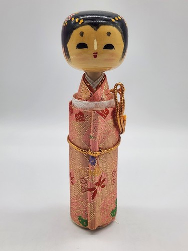 "Muñeca Kokeshi de colección Sayanora pergaminos hecha en Japón kimono sin pergamino 8"" de alto" - Imagen 3 de 12