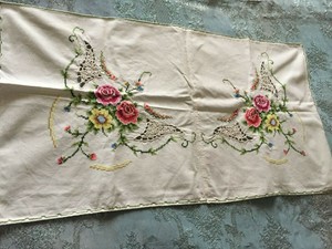 Beautiful-Vintage-Hand-Embroidered-Table-Runner