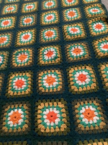 Sehr gute grüne Granny Square gehäkelte afghanische Decke Handarbeit 41” x 68” Roseanne - Bild 4 von 9