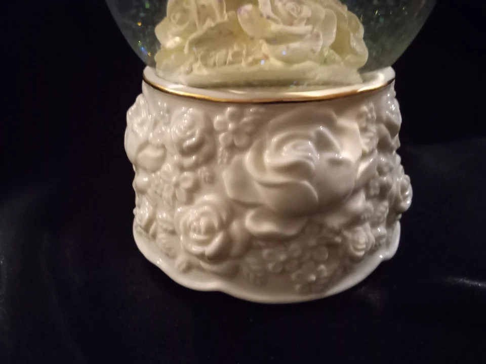 CAJA DE MÚSICA SAN FRANCISCO COMPANY DOVES LOVE NEVER ENDING GLOBO DE NIEVE BRILLANTE 6" Foto 4 de 4