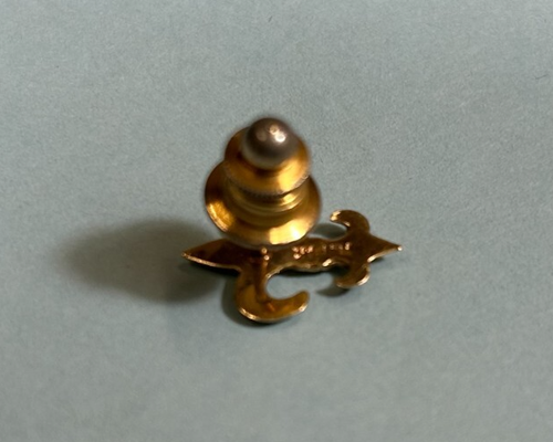 Pinback flor de lis oro 14k vintage (1/2") - Imagen 2 de 4