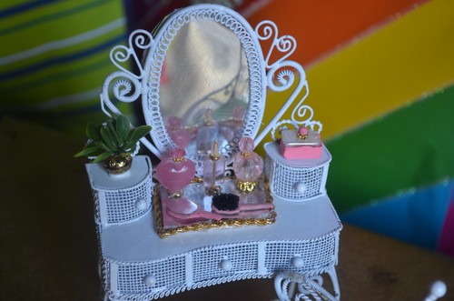 Dollhouse White Metal Mirror Vanity w/ Chair Decorated perfume tray Brush Pink - Picture 4 of 8